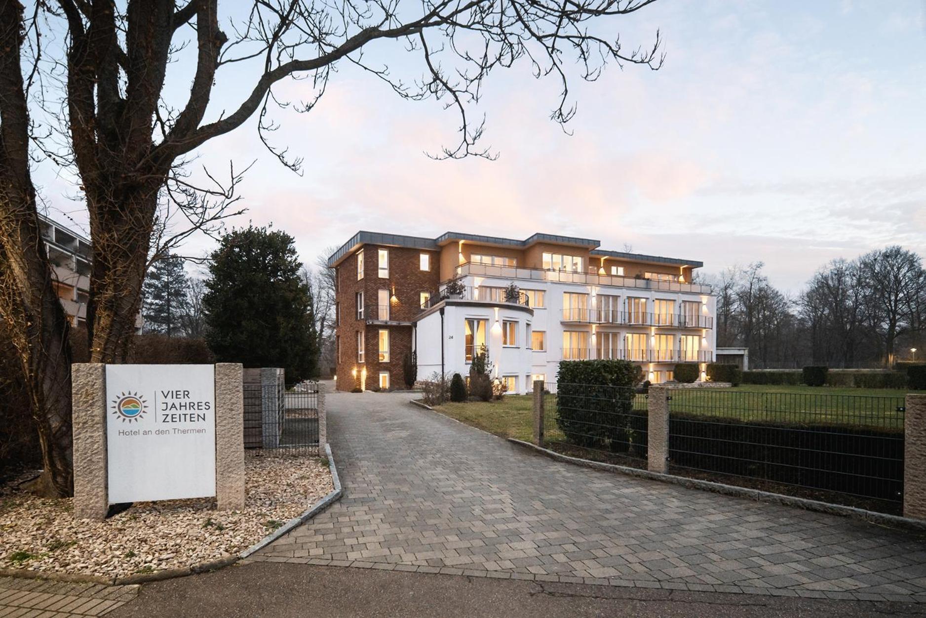 Hotel Vier Jahreszeiten An Der Therme & Kliniken Bad Krozingen Naehe Freiburg & Schwarzwald Ideal Fuer Wellness Kur & Business Ausfluege 24H Check In- Wlan & Parken Gratis Luaran gambar